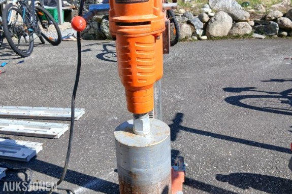 Kjerneboringmaskin for stein og betong